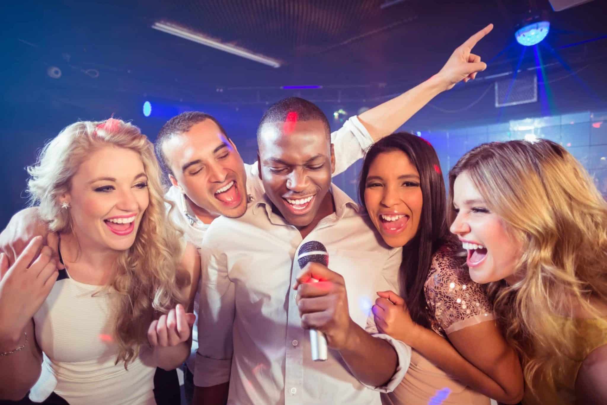 homme chante en groupe karaoke