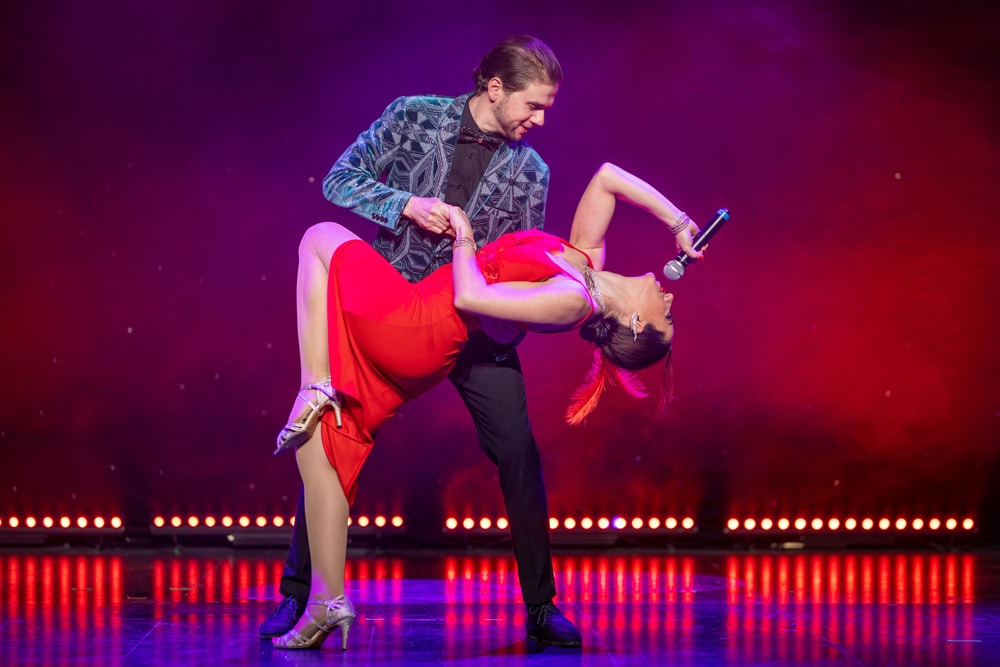 L&rsquo;art du cabaret : chant et danse en live