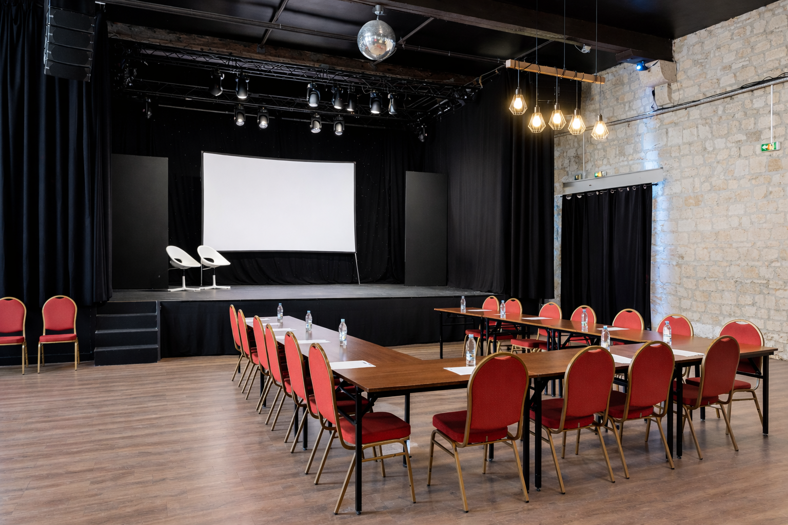 Sortir du cadre : pourquoi choisir une salle de spectacle comme salle de réunion insolite à Bordeaux ?
